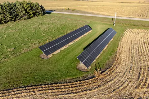 Panneaux solaires sur un toit de bâtiment agricole
