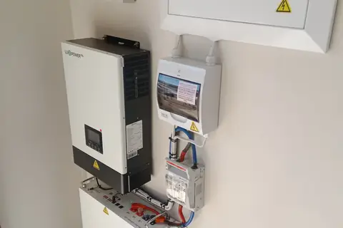 Batterie de stockage domestique avec onduleur hybride